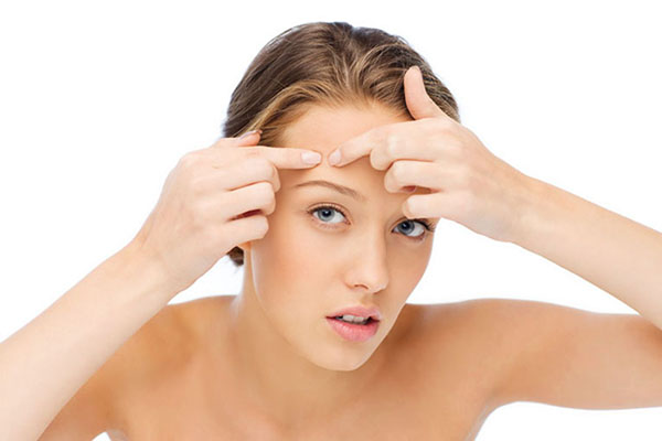 bị mụn ẩn có nên nặn không