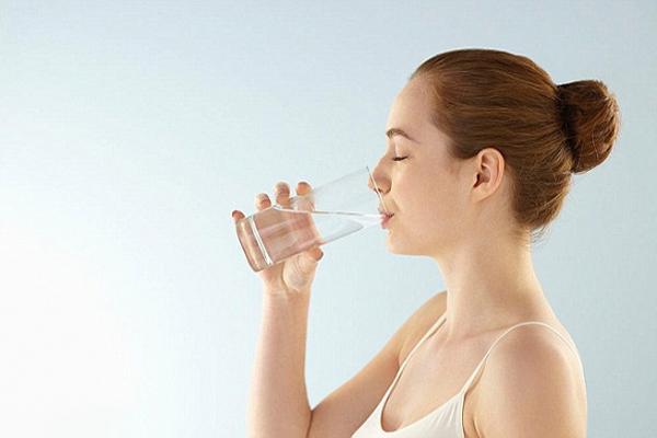 Uống đủ nước là cách giúp da khỏe đẹp