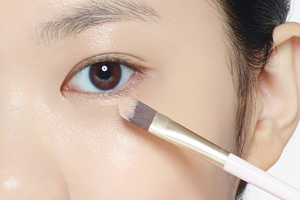 Làm thế nào để chuẩn bị da mặt và mắt trước khi trang điểm che bọng mắt dưới?
