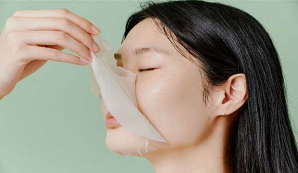 Massage da mặt để dưỡng chất thẩm thấu sâu vào da sau khi tháo mặt nạ
