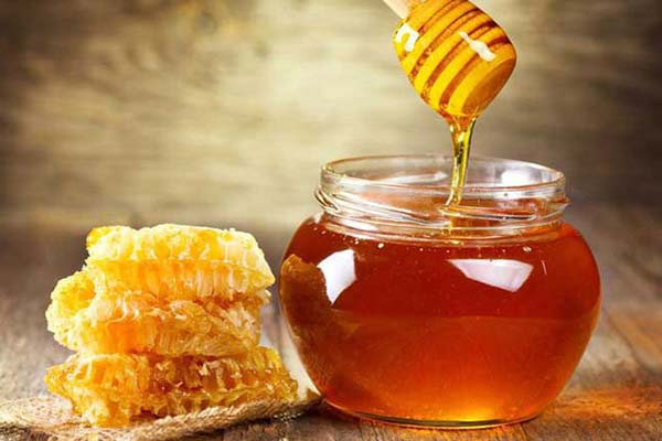 Kết hợp với mật ong giúp da điều trị các vấn đề về mụn