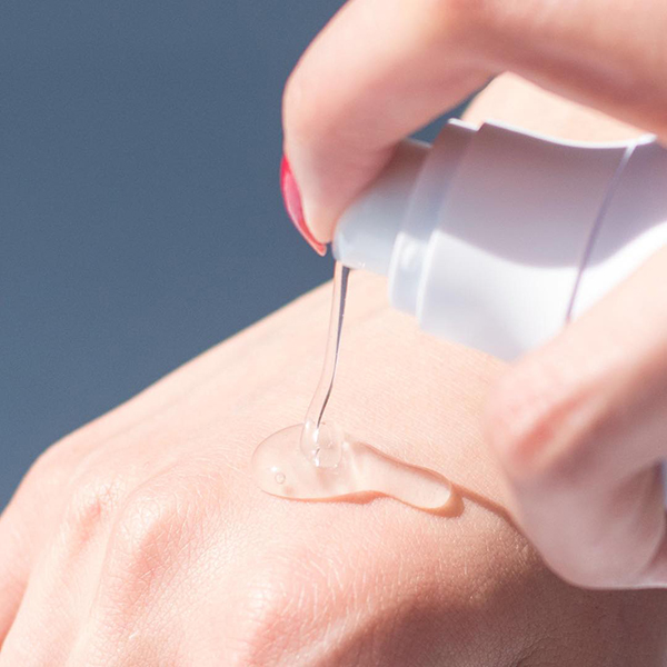 Da dầu mụn các bạn nên chọn kem dưỡng ẩm dạng gel để các dưỡng chất thấm vào da nhanh, tránh nhờn rít