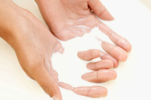 Dưỡng ẩm da tay bằng sữa tươi