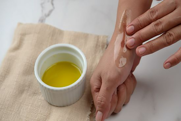 Dưỡng ẩm da tay bằng dầu olive