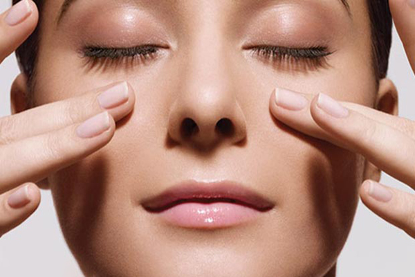 Quầng thâm mắt có thể được cải thiện từ việc massage bằng Vitamin E