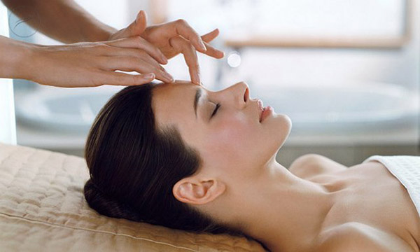 Cách massage giúp ngăn chặn tình trạng da chảy xệ