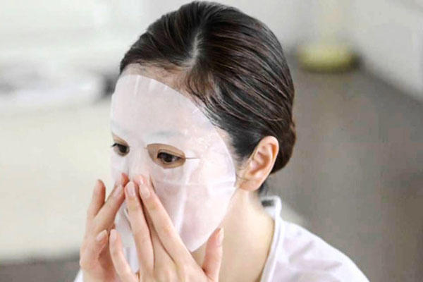 Sử dụng mặt nạ yêu thích hoặc phù hợp với da mặt sau khi xông mặt