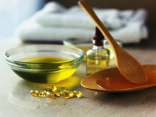  vitamin E và dầu olive giảm thâm mắt