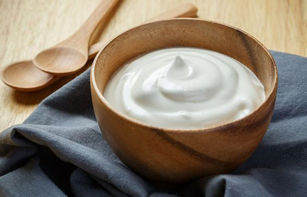 Bí quyết dưỡng da trị nám với sữa chua và nghệ tươi