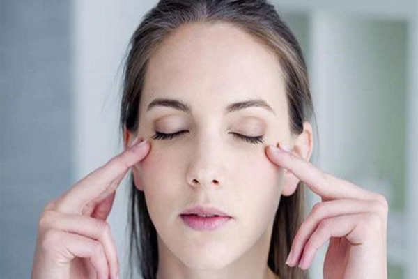 Massage trẻ hóa vùng mắt