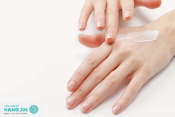 Da tay cũng cần được dưỡng ẩm để tránh tình trạng khô bong tróc gây khó chịu