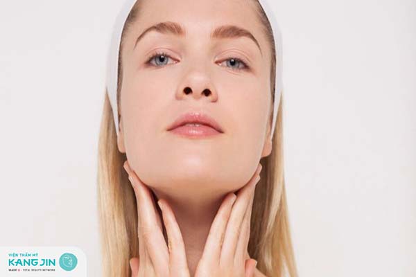 Massage nâng cơ mặt