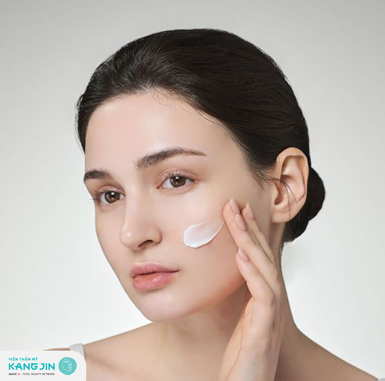 Việc dưỡng ẩm giúp da nhanh hồi phục và tái tạo