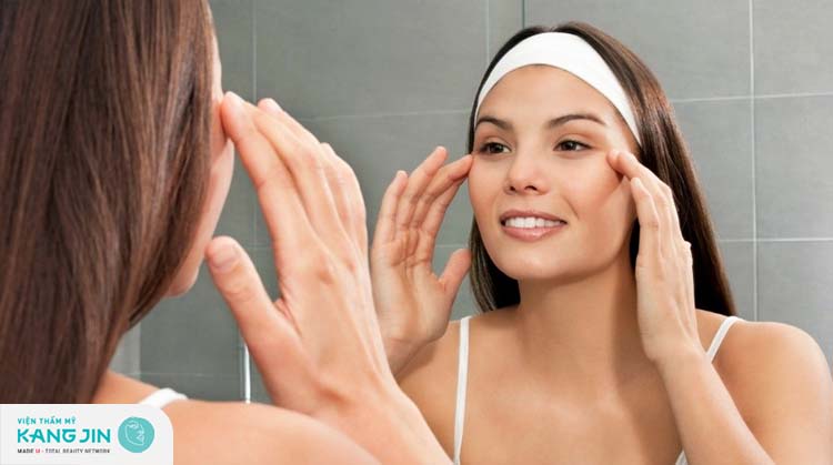 phương pháp trẻ hóa da mặt tốt nhất là Xóa nếp nhăn trẻ hóa vùng mắt nhờ massage mỗi ngày