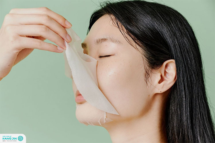 Đắp mặt nạ dưỡng da mùa hè giúp cấp nước cho da khô nhanh chóng Đắp mặt nạ dưỡng da mùa hè giúp cấp nước cho da khô nhanh chóng