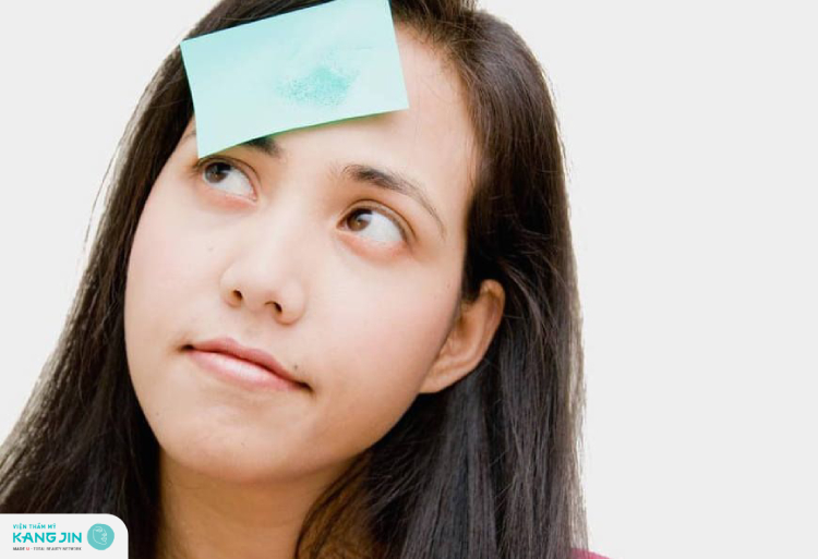 Hạn chế sử dụng giấy thấm dầu liên tục trong cùng một ngày Chăm sóc da dầu mùa hè bằng cách hạn chế sử dụng giấy thấm dầu liên tục trong cùng một ngày
