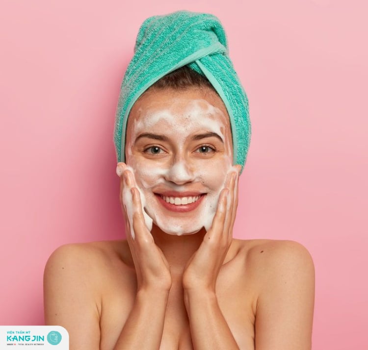 Cách chăm sóc da mùa hè hiệu quả là không nên rửa mặt liên tục vì làm mất đi lớp dầu tự nhiên của da