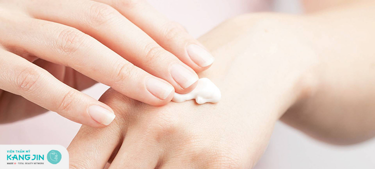 Cách dưỡng da tay trắng mịn là sử dụng kem dưỡng da tay