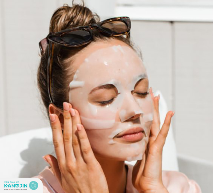 Sử dụng mặt nạ dưỡng trắng thường xuyên vào buổi tối Sử dụng mặt nạ dưỡng trắng thường xuyên vào buổi tối