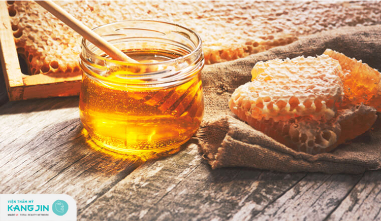 Sử dụng mật ong nguyên chất mang lại tác dụng của rau diếp cá đối với da mặt cao