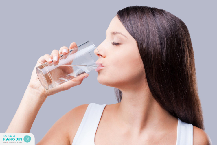 Uống đủ nước giúp da tươi tắn hơn sau khi peel da bị thâm