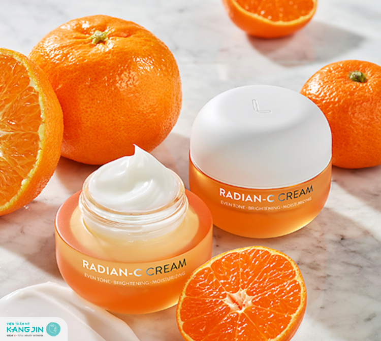 Vitamin C là thành phần trong kem dưỡng trắng da mặt cho mẹ sau sinh giúp cải thiện sắc tố da 