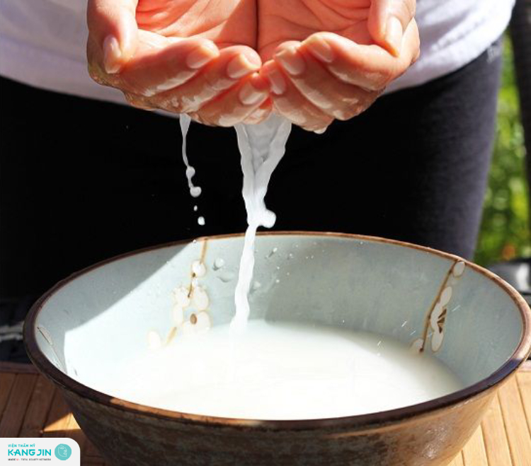 Rửa mặt bằng nước vo gạo 2 - 3 lần/ tuần để làm trắng da