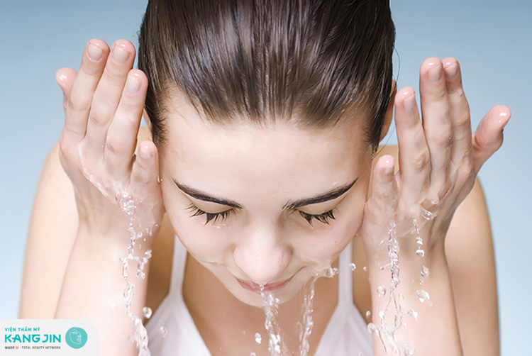 Rửa mặt đúng cách để làm dịu da