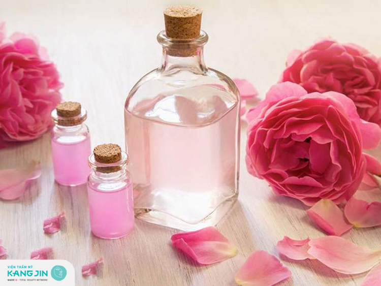 Nước hoa hồng đóng vai trò quan trọng trong quy trình chăm sóc da hằng ngày