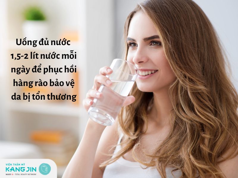 Duy trì uống đủ nước mỗi ngày để cấp ẩm cho làn da và cơ thể
