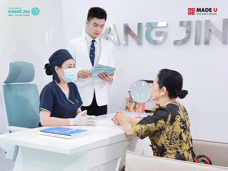 Khách hàng được trải nghiệm tư vấn, thăm khám 1:1 cùng bác sĩ chuyên gia 